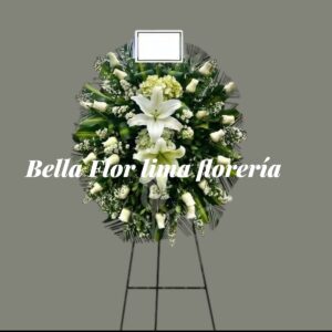 Trípode clásico de rosas I lirios blancos
