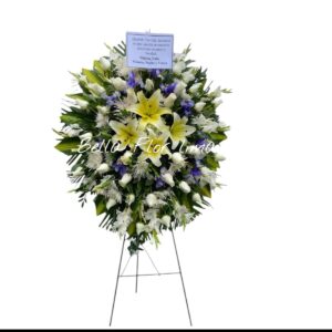 arreglo fúnebre incluye lirios amarillos (lilium) y rosas blancas