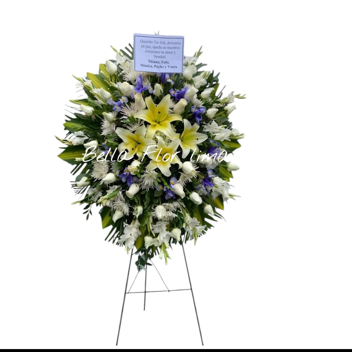 arreglo fúnebre incluye lirios amarillos (lilium) y rosas blancas
