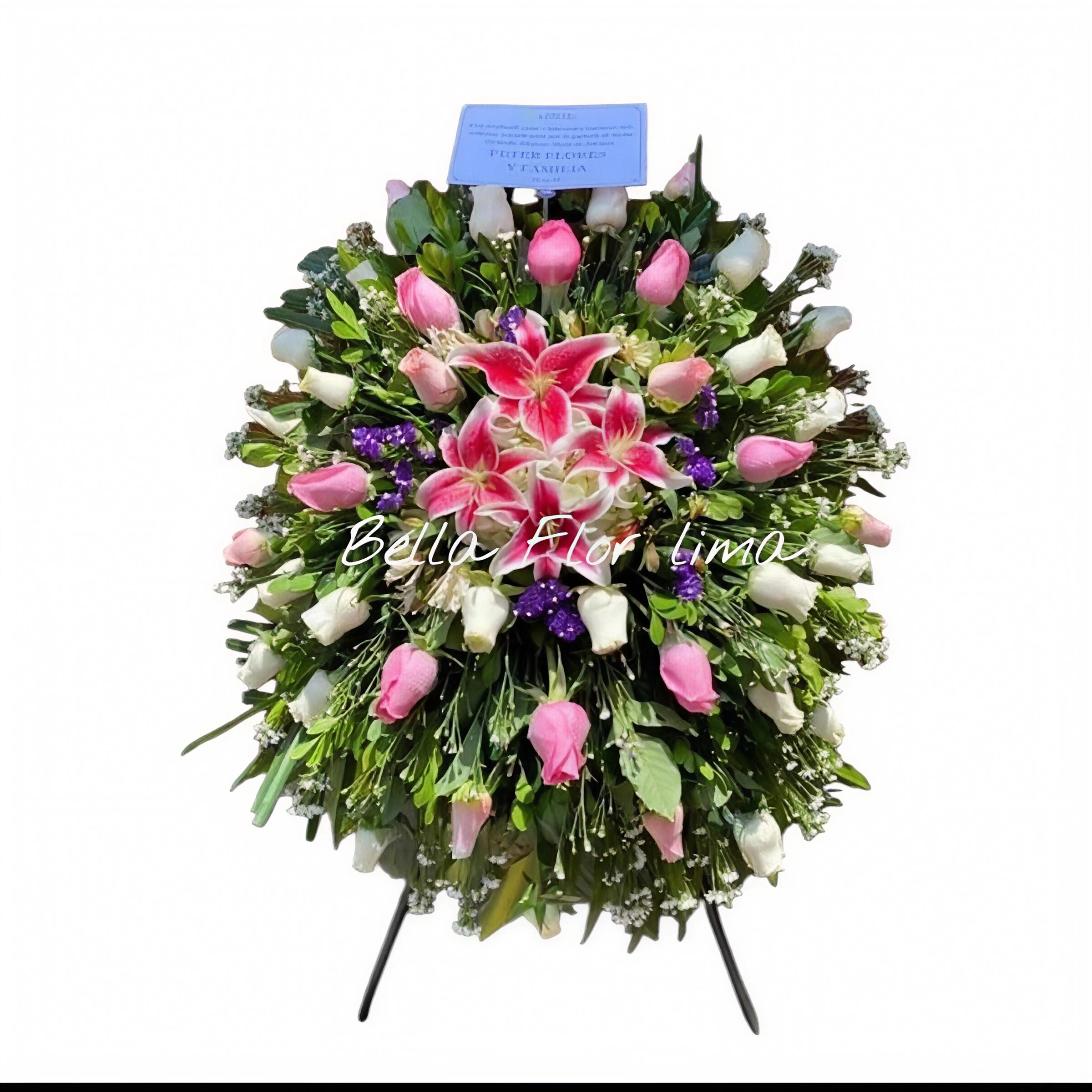 Lagrima en parante con lirios rosados, rosas blancas y rosadas, y follaje verde.