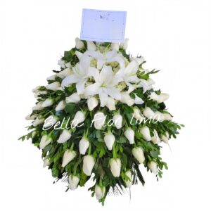 Manto para ataud de rosas blancas y lirios