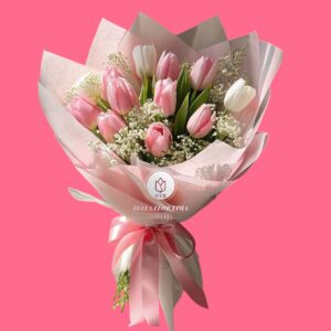 tulipanes rosados y blancos acompañados de delicada gypsophila.