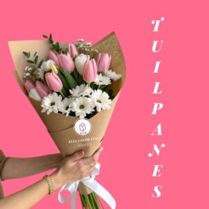 tulipanes rosados y margaritas blancas envuelto en papel craft de Bella Flor Lima.  "ramo ahyse"