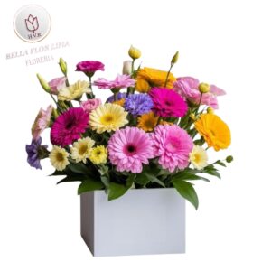 Este arreglo "selin" floral  de Bella Flor Lima presenta gerberas mixtas en vibrantes tonos multicolor.