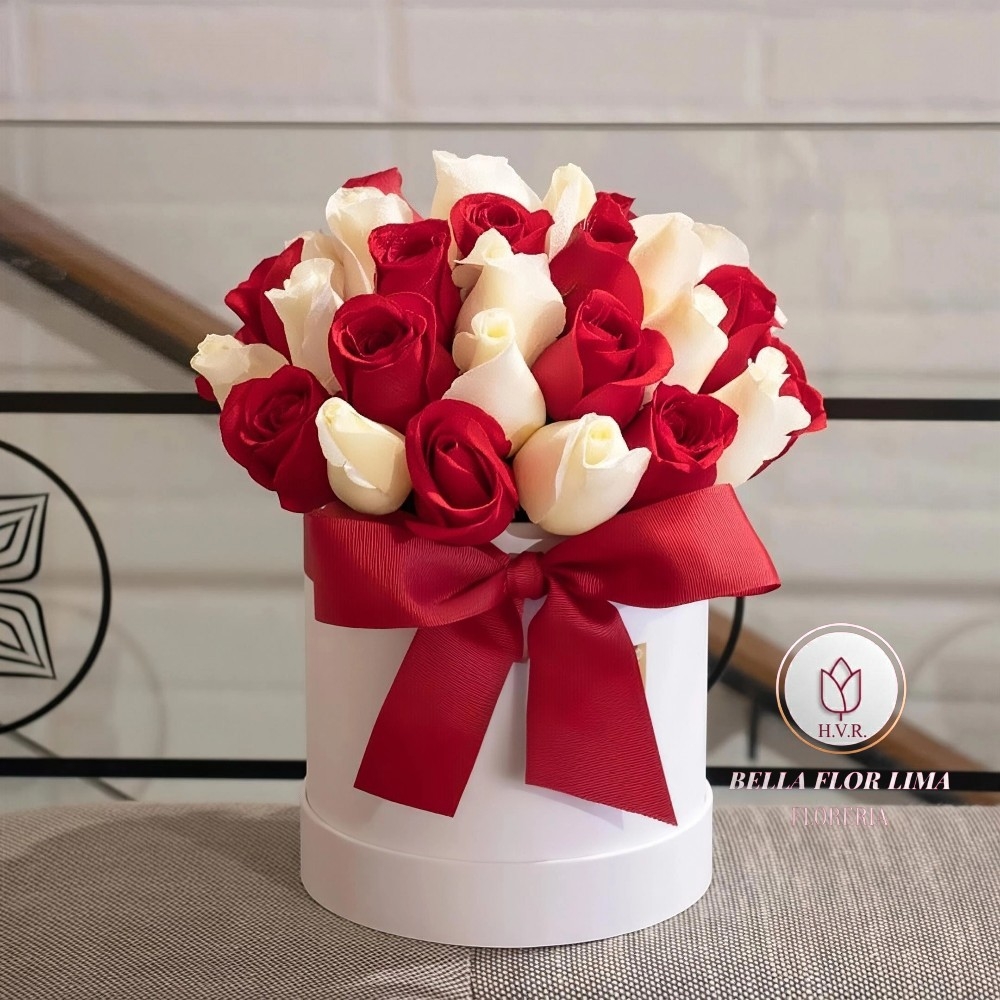 "CILÍNDRICA DE ROSAS ROJAS Y BLANCAS"